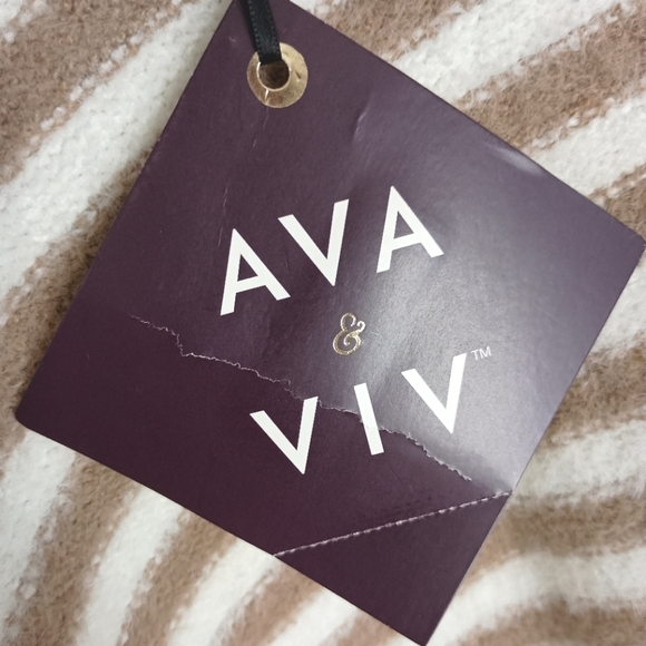 NWT Ava & Viv Cozy V-Neck Sweater in Tan/White Stripe. 🤎🤍 XXL - Picture 4 of 7